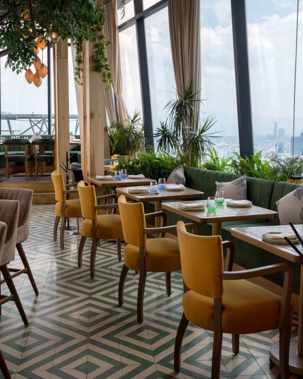 10 restaurantes para comer rodeado de jacarandas en CDMX