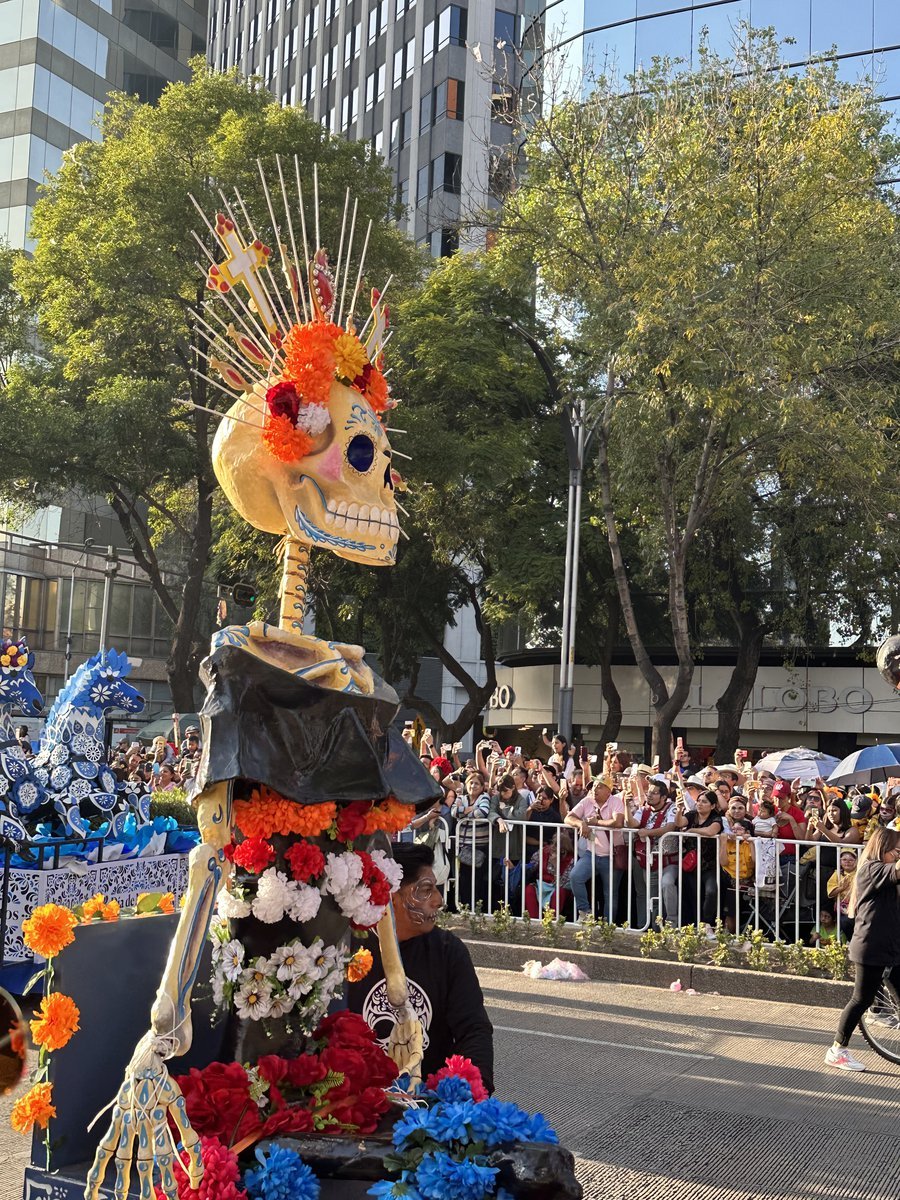 Golden skull float with marigolds at the Día de Muertos parade
