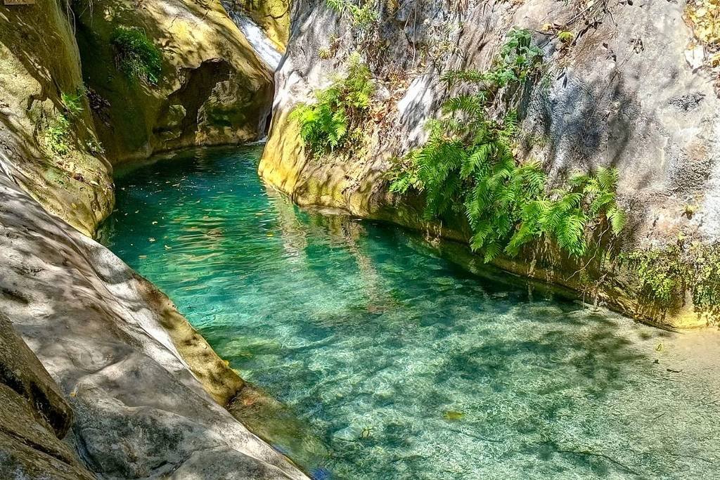 El oasis de pozas azules y cascadas naturales que puedes conocer por solo $100 en este Pueblo Mágico