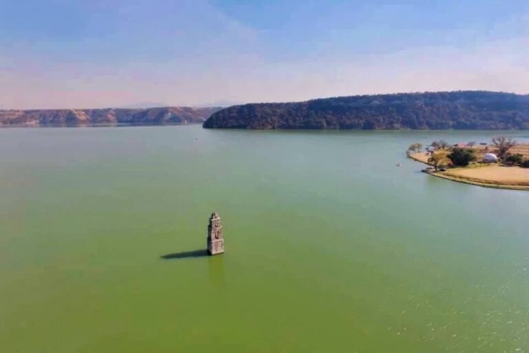 Pocos saben que se puede nadar en este pueblo hundido y pasear en kayak junto a una parroquia de 1536