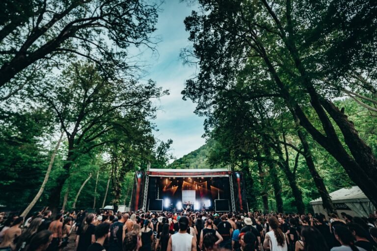 Rave gratis en Los Dinamos para celebrar la primavera este fin de semana: baila toda la noche