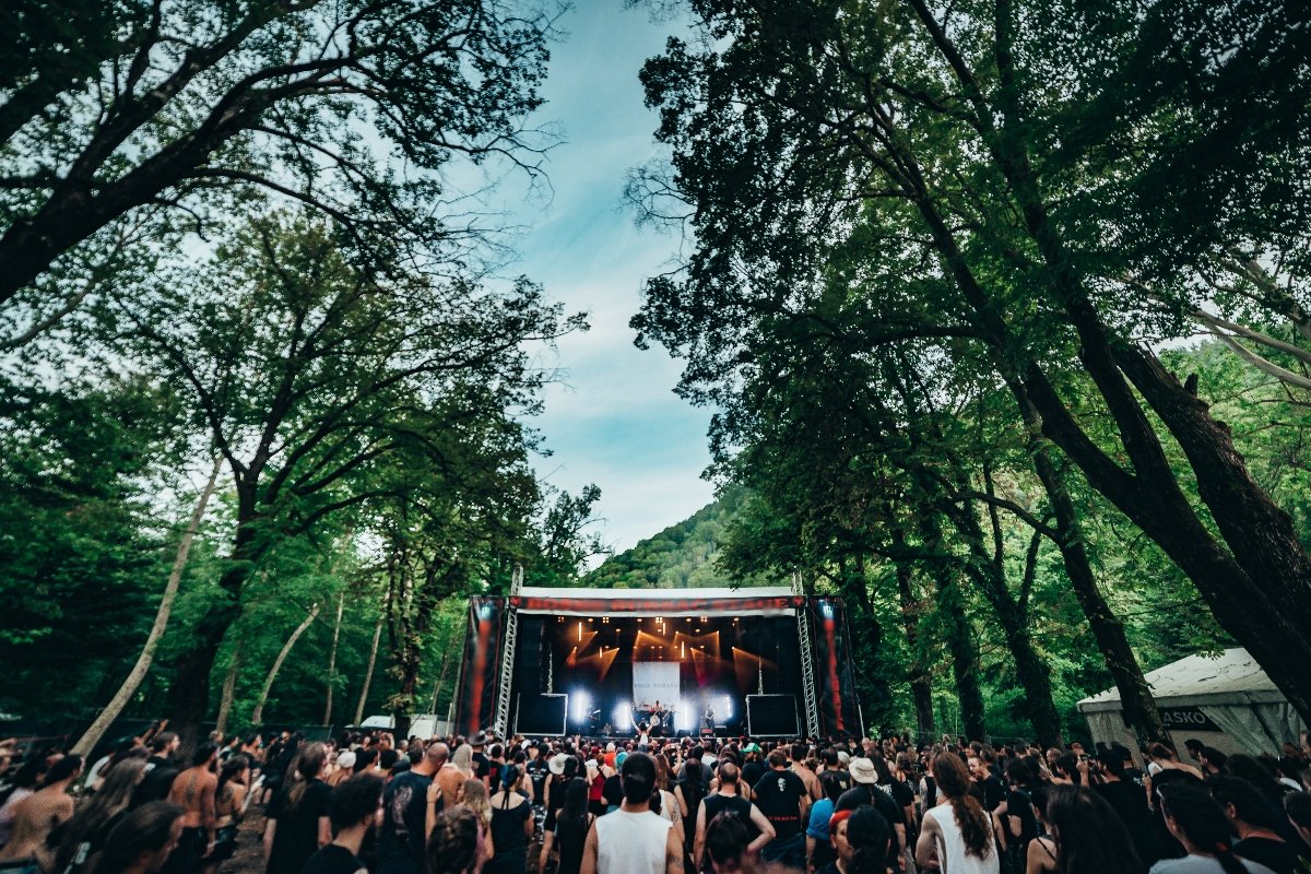 Rave gratis en Los Dinamos para celebrar la primavera este fin de semana: baila toda la noche