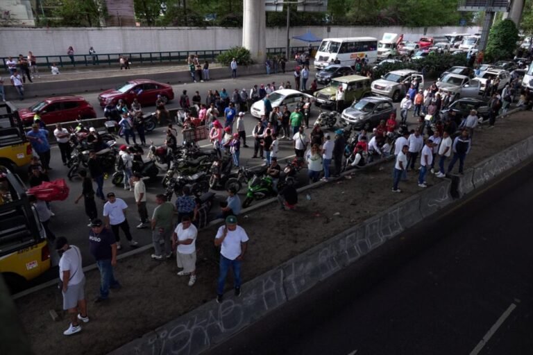 ¡Toma precauciones! Transportistas harán paro nacional y bloqueos en carreteras; checa cuándo