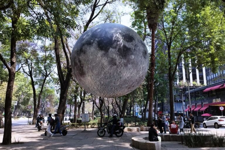 ¡Una luna gigante «flota» sobre Paseo de la Reforma! Este es el horario en el que se encenderán esta y otras piezas del festival lumínico