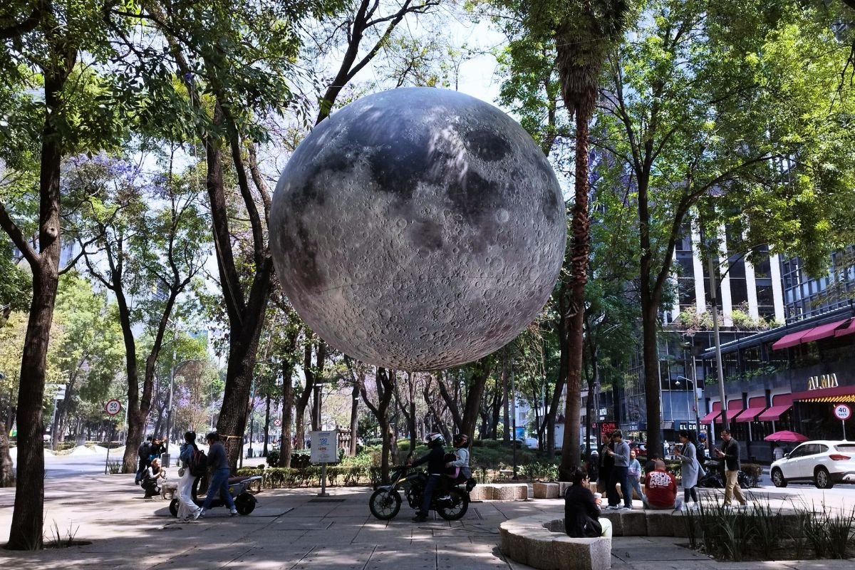 ¡Una luna gigante «flota» sobre Paseo de la Reforma! Este es el horario en el que se encenderán esta y otras piezas del festival lumínico