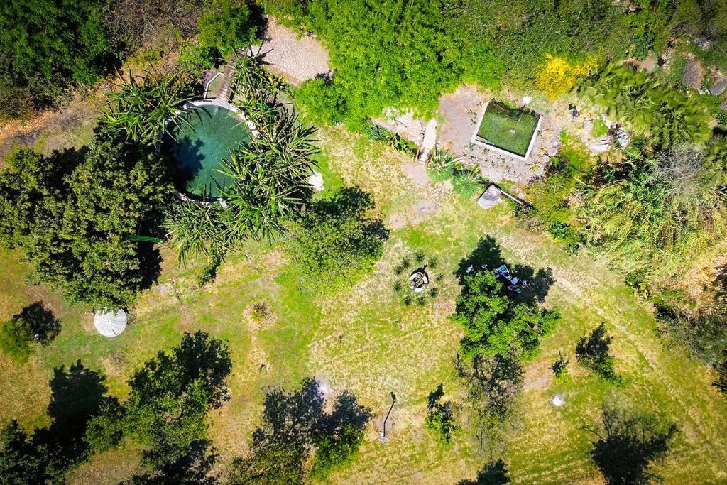 Casi nadie conoce este campamento con albercas de manantial privadas para nadar a la sombra de los árboles