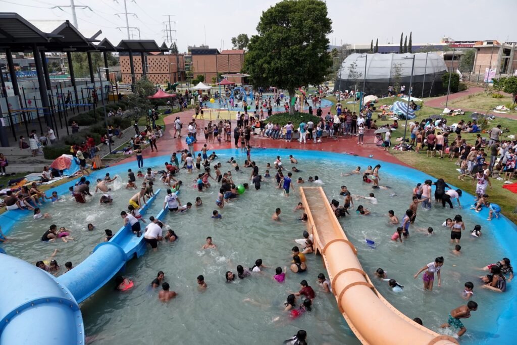 Estas albercas de CDMX abrirán gratis en Semana Santa: ¡tendrán toboganes, olas y más!