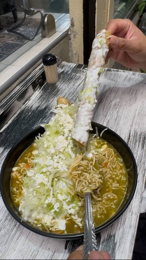Flautas ahogadas en Maruchan por menos de $100: este es el local en un mercado de CDMX que sirve la monchosa fusión