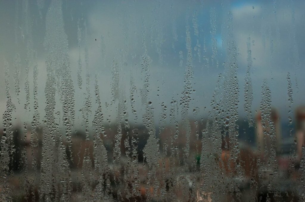 Frente frío 43 pega con lluvias, vientos y hasta calor extremo en México