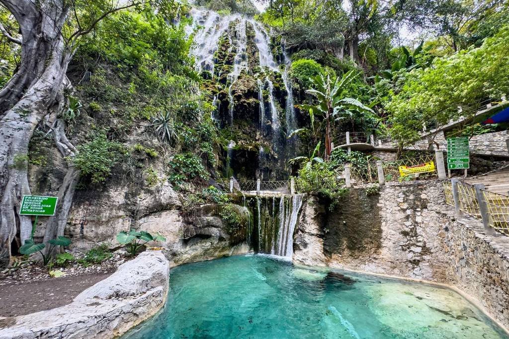 No son las Grutas de Tolantongo: este balneario tiene una cascada de agua termal, pozas cristalinas y un río para visitar por solo $150