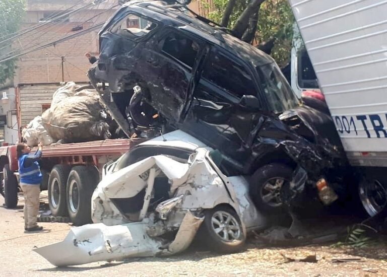 ¡Otra vez un tráiler! Choque en Santa Fe mata a tres personas