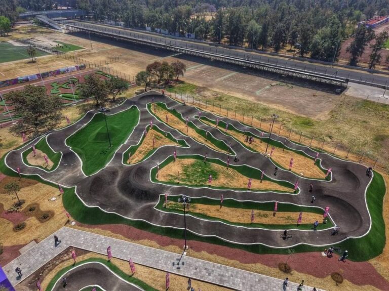Pista de go karts, fósiles de dinosaurios y mini golf GRATIS en CDMX: el nuevo espacio que tiene actividades para todas las edades