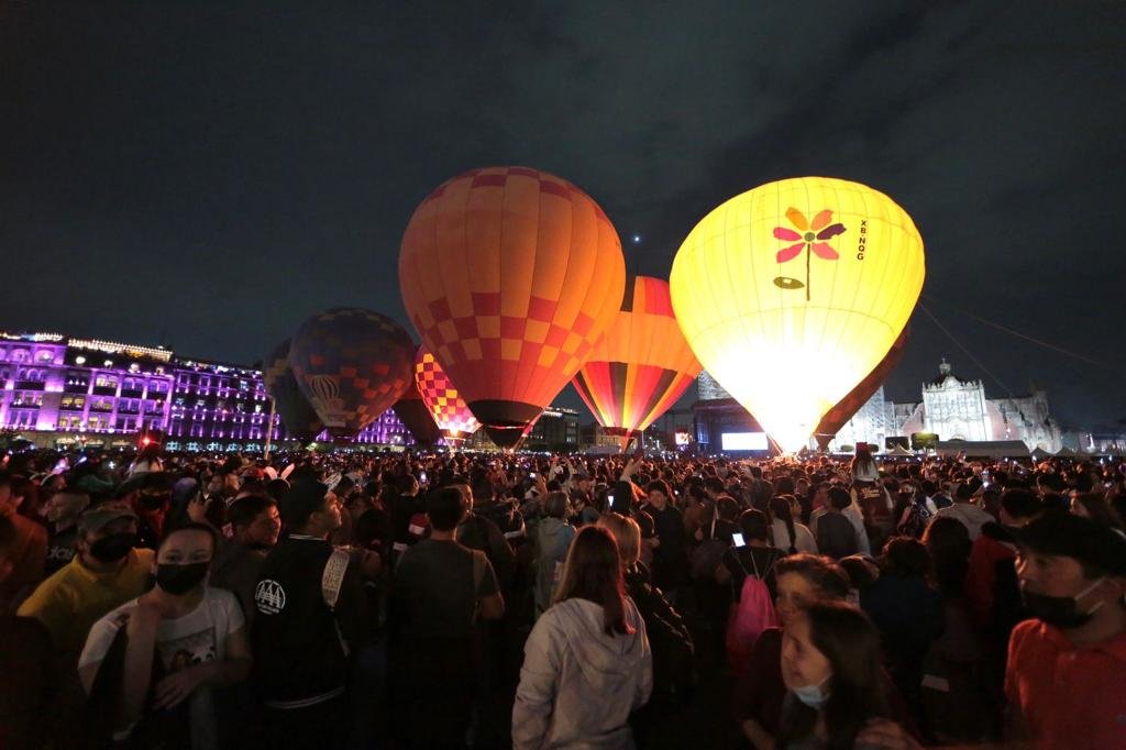 Zócalo de CDMX tendrá pista de hielo, tirolesa y globos aerostáticos GRATIS por Día del Niño